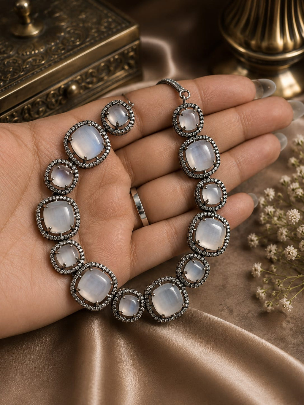 Gray toned choker set