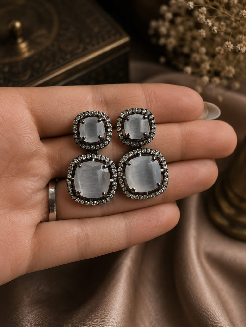 Gray toned choker set